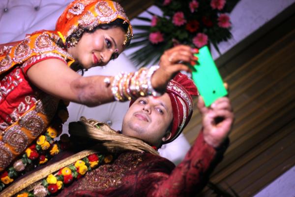 Indian Couple Gets Married With a Selfie Twist