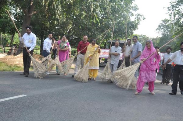 Harphool Kalyan Mayor of Chandigarh, along with other councilors today started Swachchha Bharat Abhiyan from Sector 2, Chandigarh